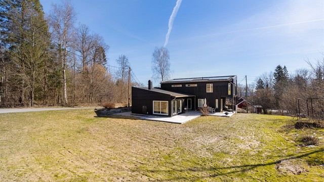 Flere uteplasser med gode solforhold, samt en stor hage.