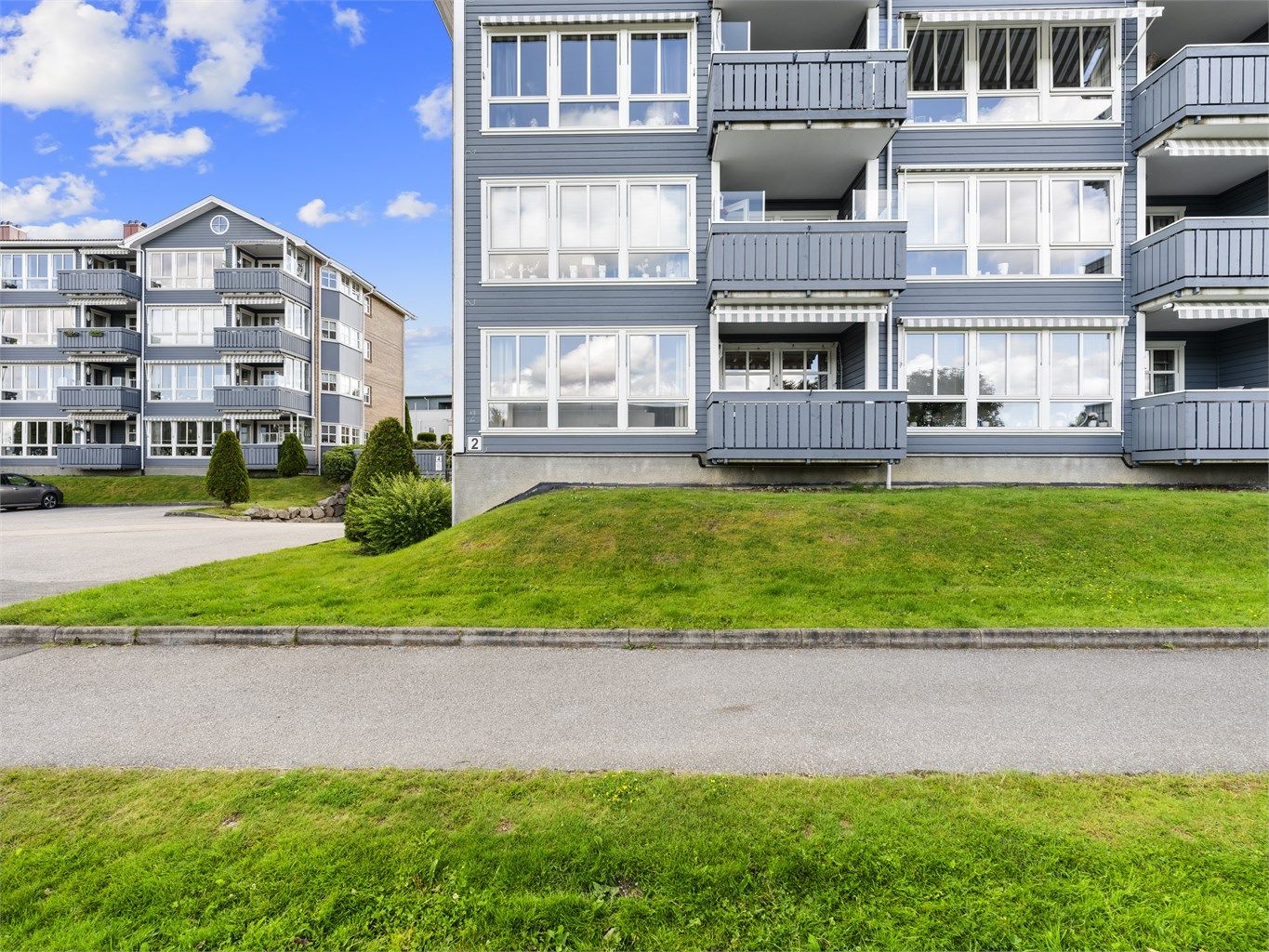 Leiligheten er gjennomgående i enden av første etasje, med veranda orientert i vestlig retning. 