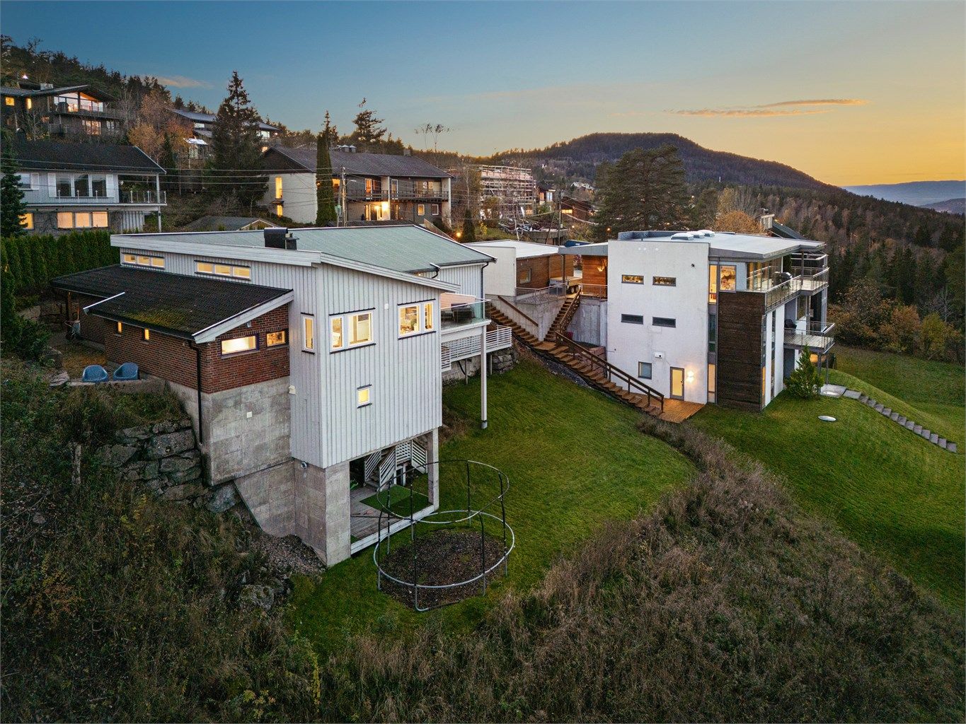 Boligen ligger fint til i et boligfelt som er meget barnevennlig og rolig