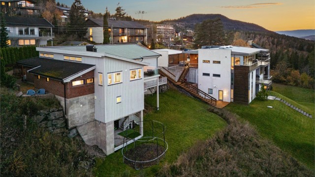 Boligen ligger fint til i et boligfelt som er meget barnevennlig og rolig