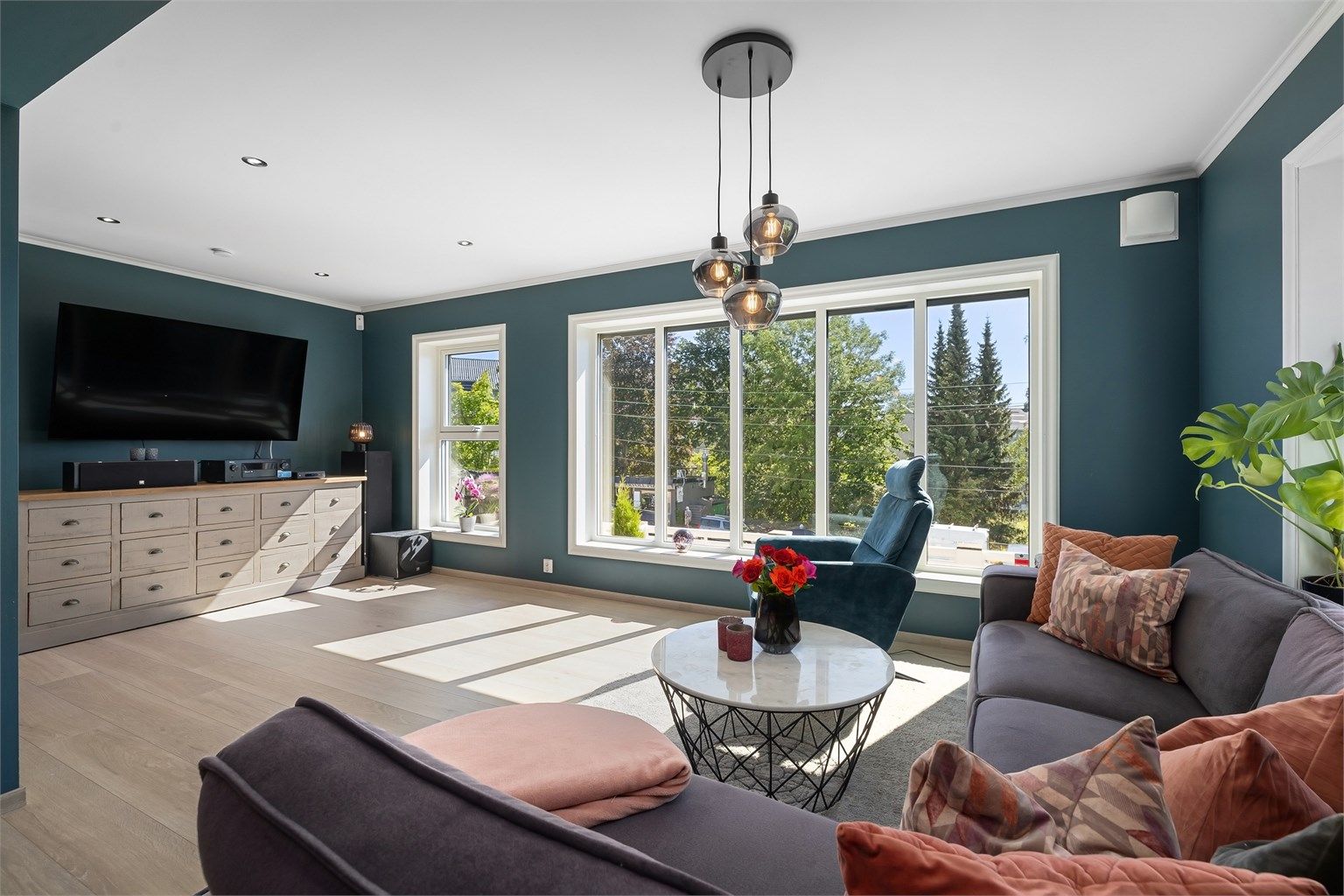 Boligen ligger i et attraktivt og veletablert boligområde med nærhet til Lillomarka, skoler, barnehager, matbutikker og offentlig kommunikasjon