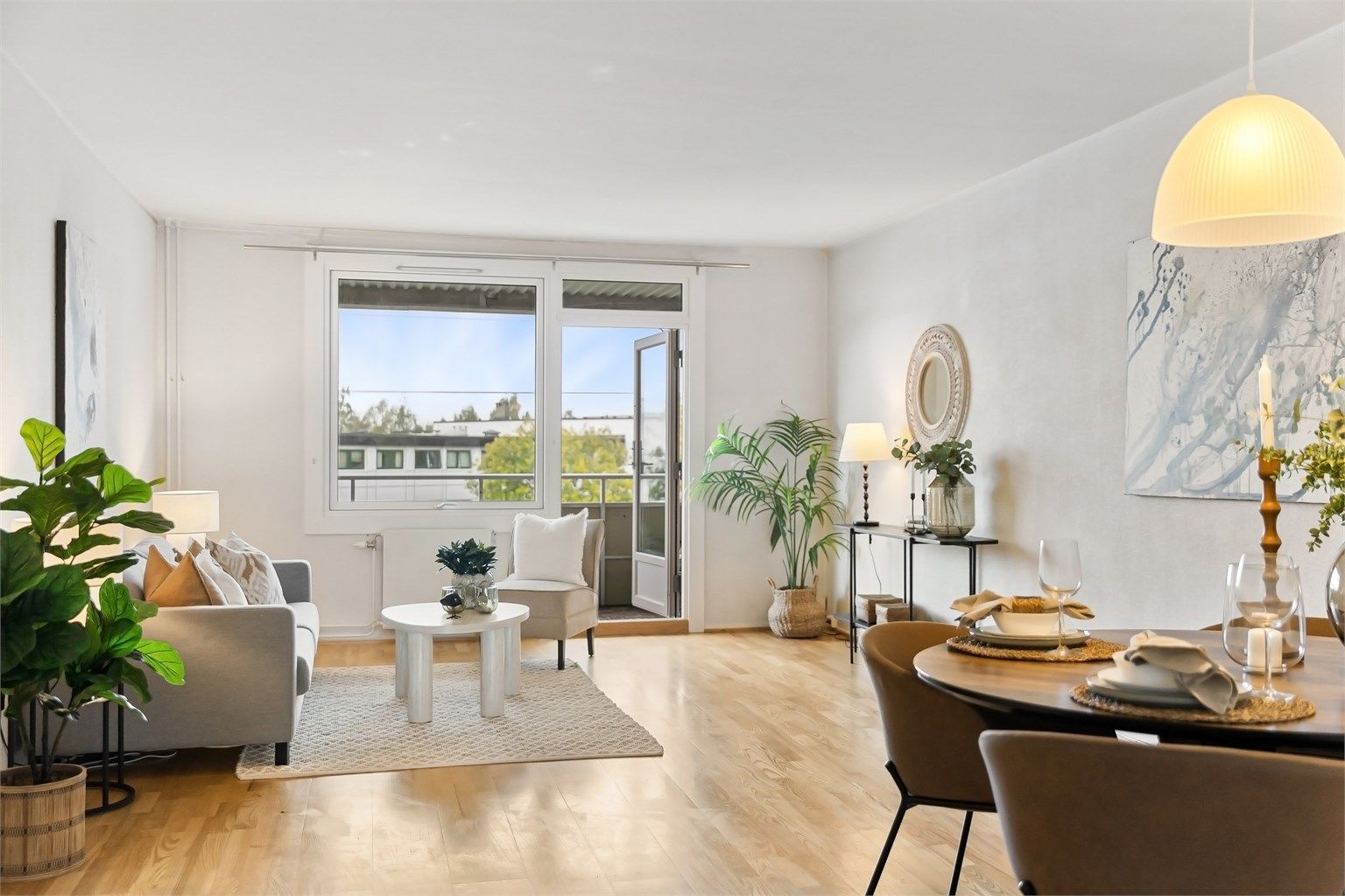 Lys og trivelig stue med store vindusflater og gode møbleringsmuligheter