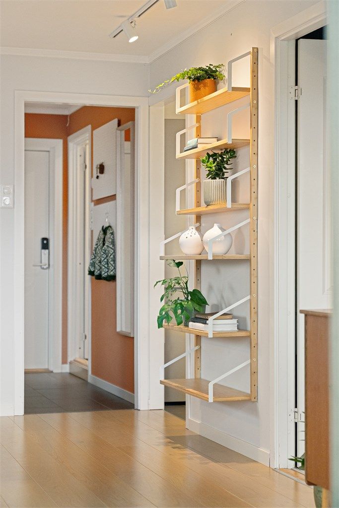 Profilerte innerdører er en gjennomgående detalj som gir karakter til rommene.