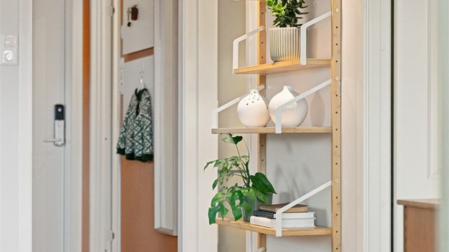 Profilerte innerdører er en gjennomgående detalj som gir karakter til rommene.