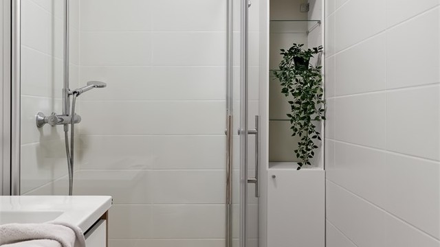 - Innredet med en romslig dusj med skyvedører, vegghengt toalett, samt oppbevaringsplass i skuffer og skap -