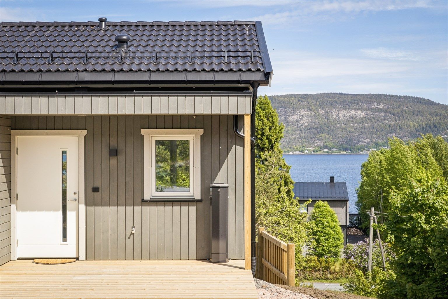 Hyggelig platting i tilknytning til inngangspartiet.