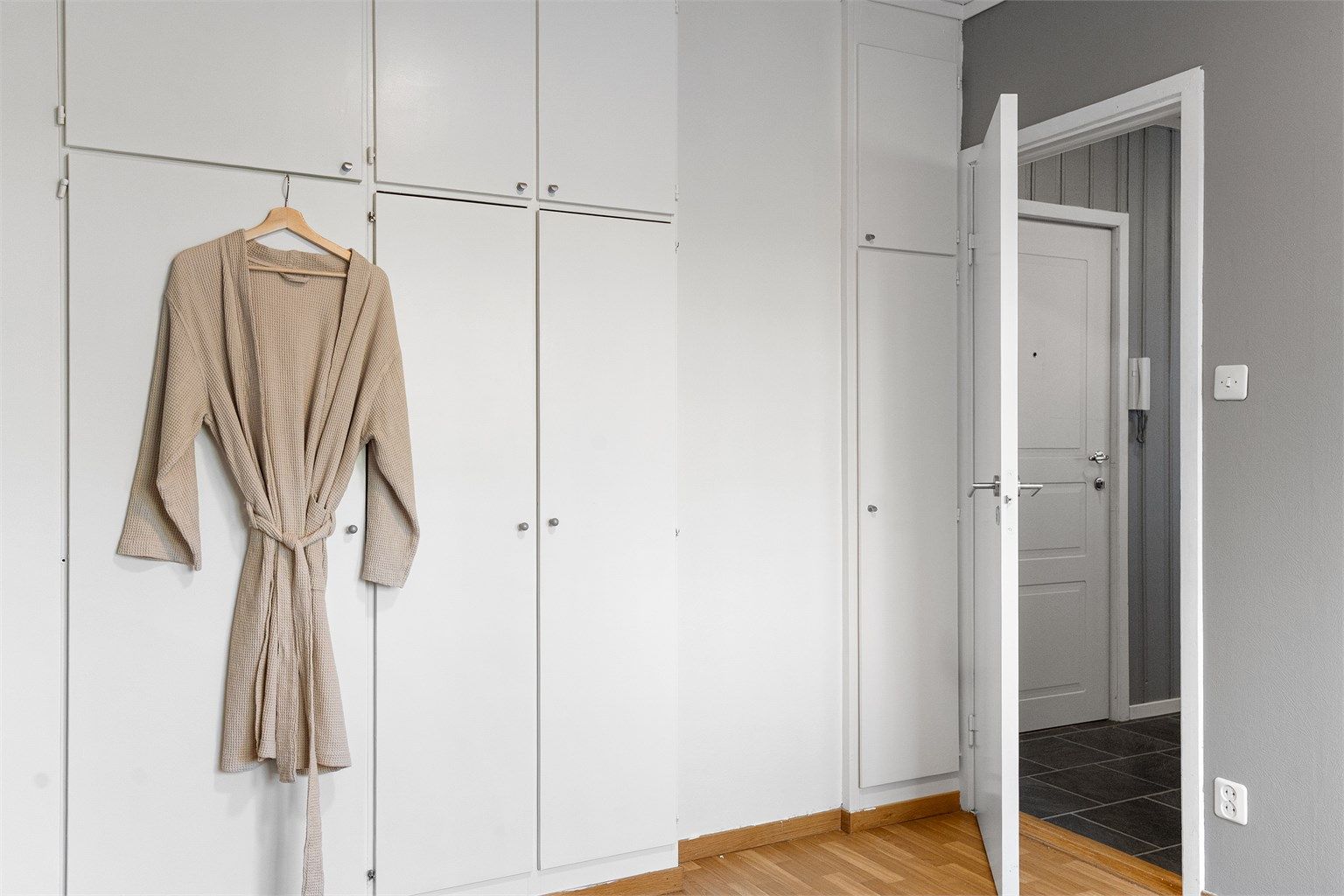 - Innredet med et flere plassbygde garderobeskap -