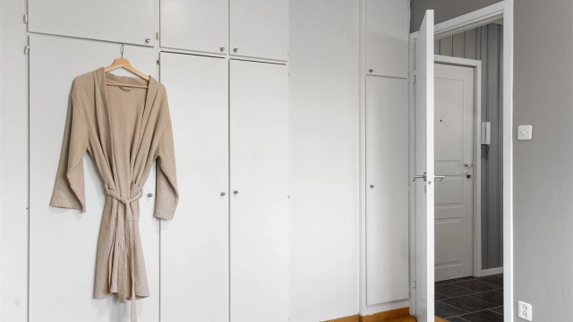 - Innredet med et flere plassbygde garderobeskap -