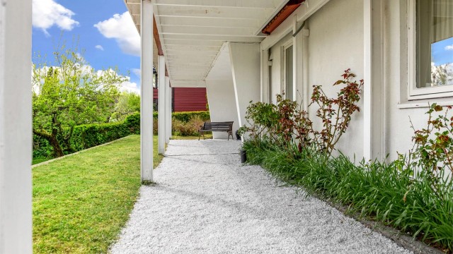 Under terrassen er det et overbygd område med tilgang til hagen.