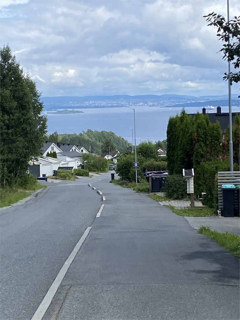 Selgers private bilde av fantastisk fjordutsikt langs gangveien i nabolaget