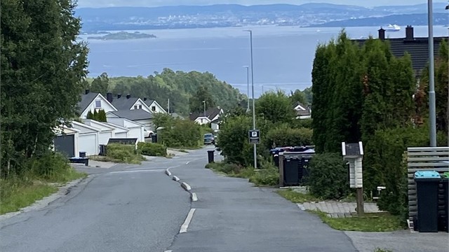 Selgers private bilde av fantastisk fjordutsikt langs gangveien i nabolaget