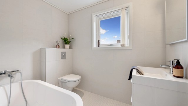 Badet i andre etasje er også helfliset med gulvvarme, og har et frittstående badekar