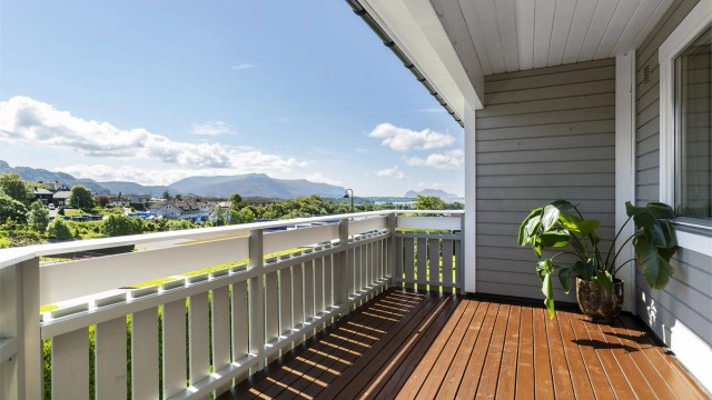 En tiltalende 2-roms leilighet med sydvestvendt balkong på 9m², parkeringsmuligheter og inn- og utvendig bod