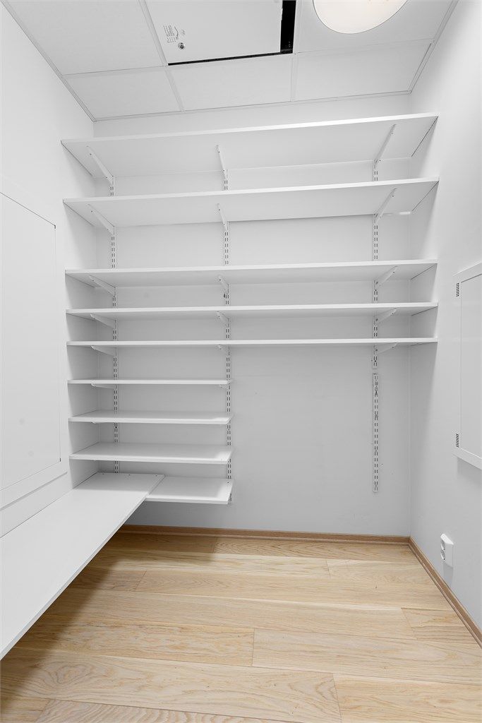 I den innvendige boden er tekniske installasjoner som sikringsskap, balansert ventilasjon og rørfordelerskap samlet.