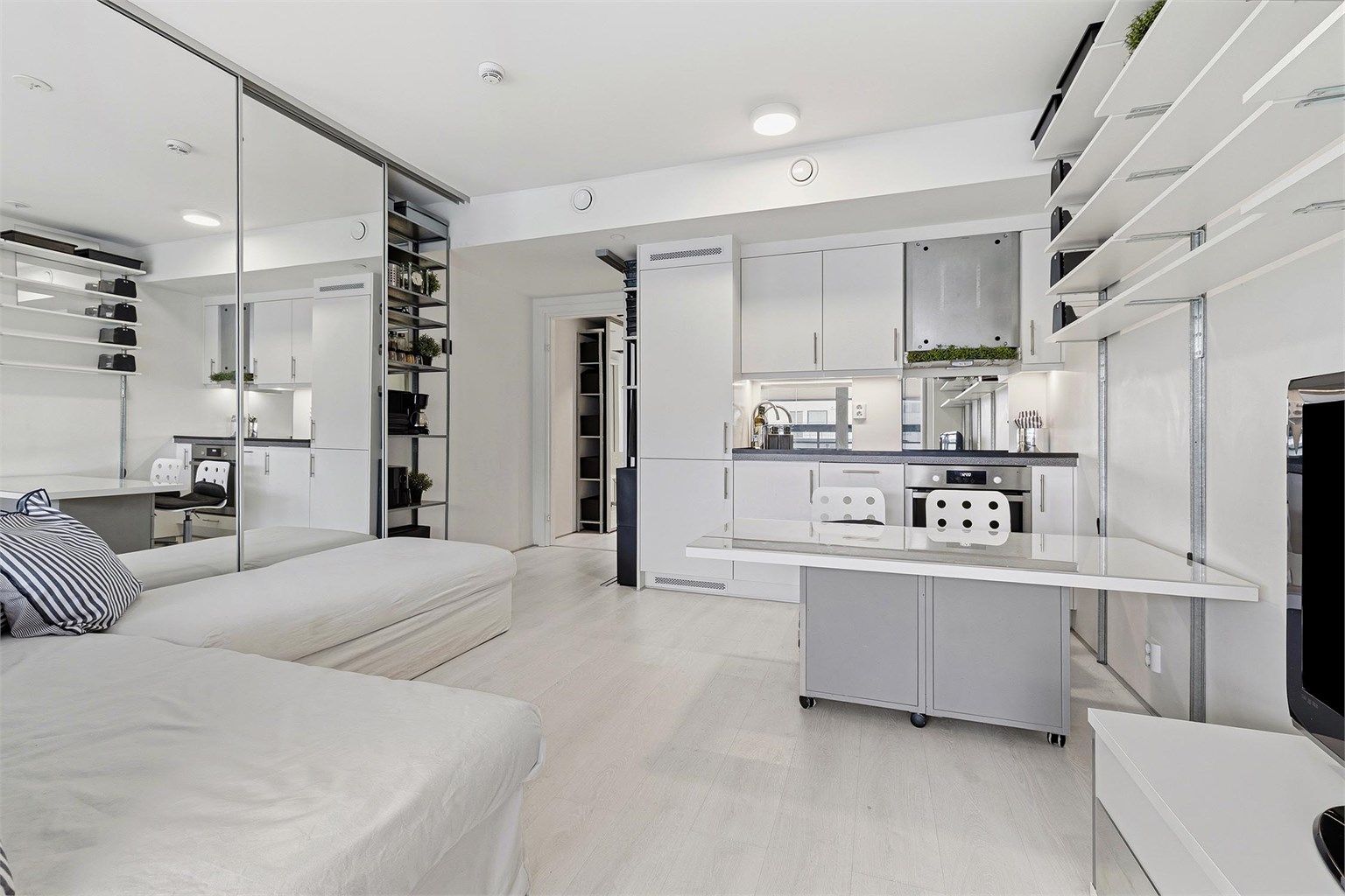 En lys og arealeffektiv leilighet med åpen stue- og kjøkkenløsning.