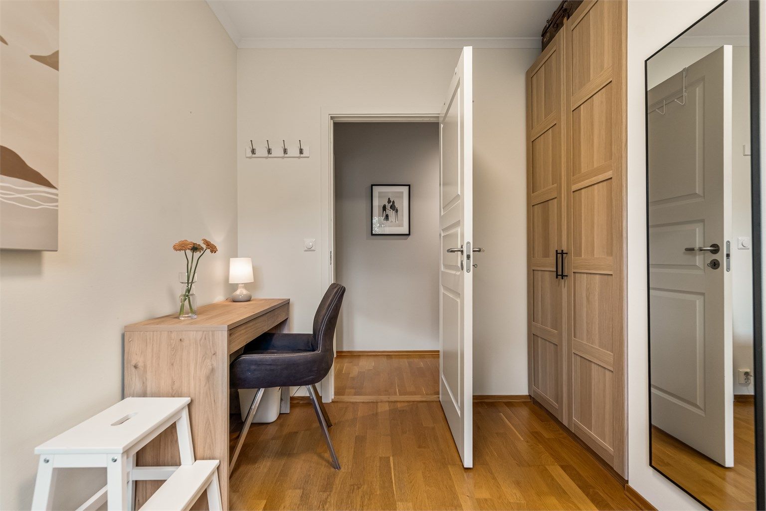 Rommet er utstyrt med garderobeskap og har plass til både seng og skrivebord.