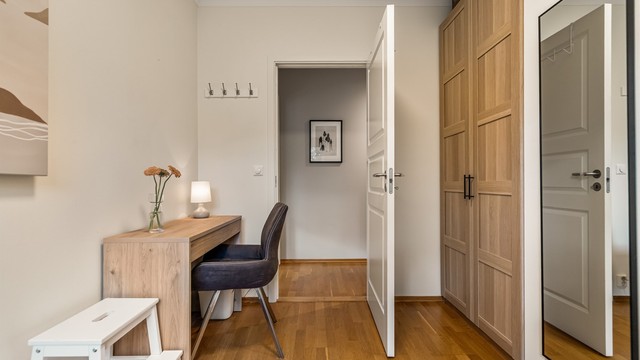 Rommet er utstyrt med garderobeskap og har plass til både seng og skrivebord.