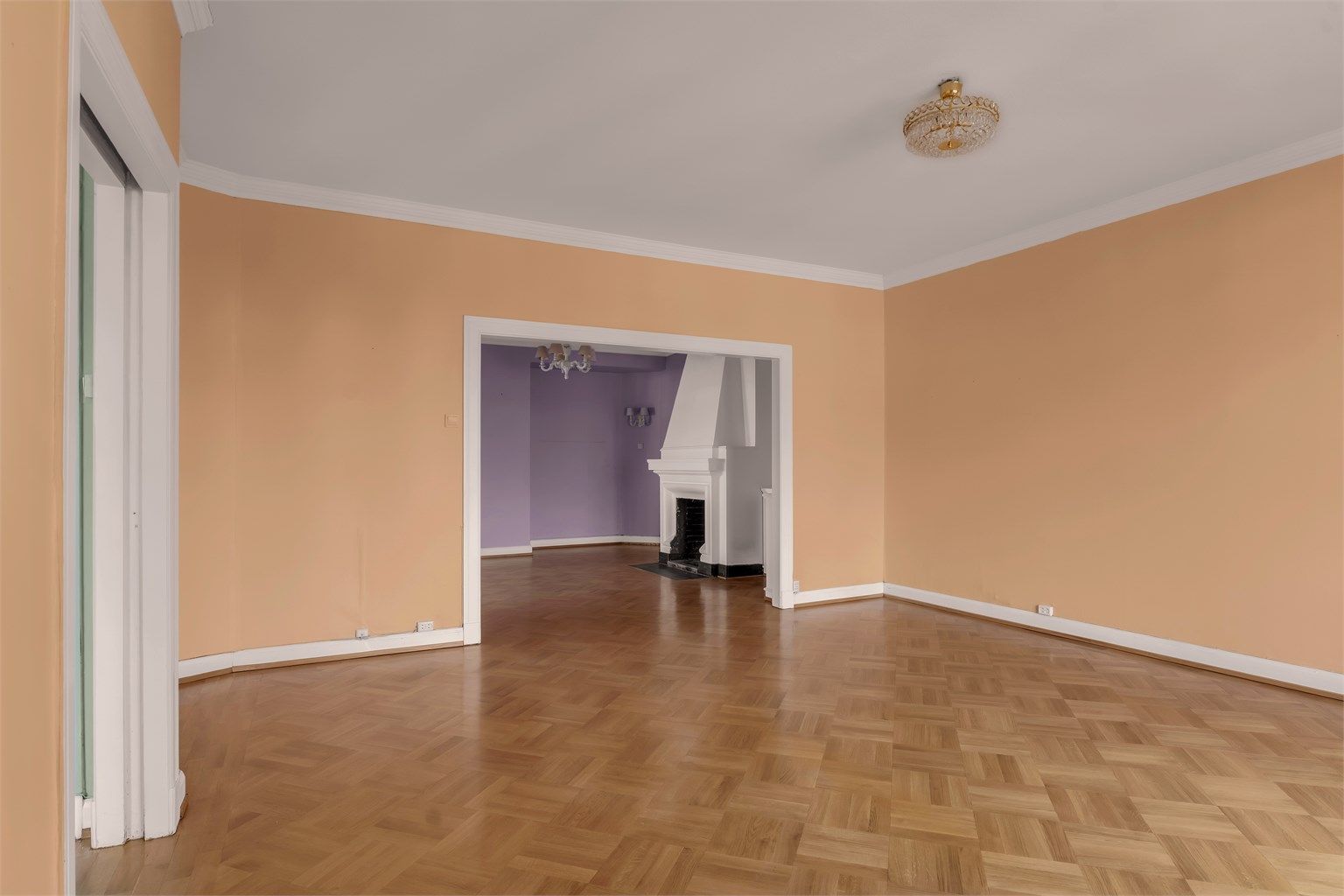 Leiligheten har store, gode rom med generelt behov for modernisering.