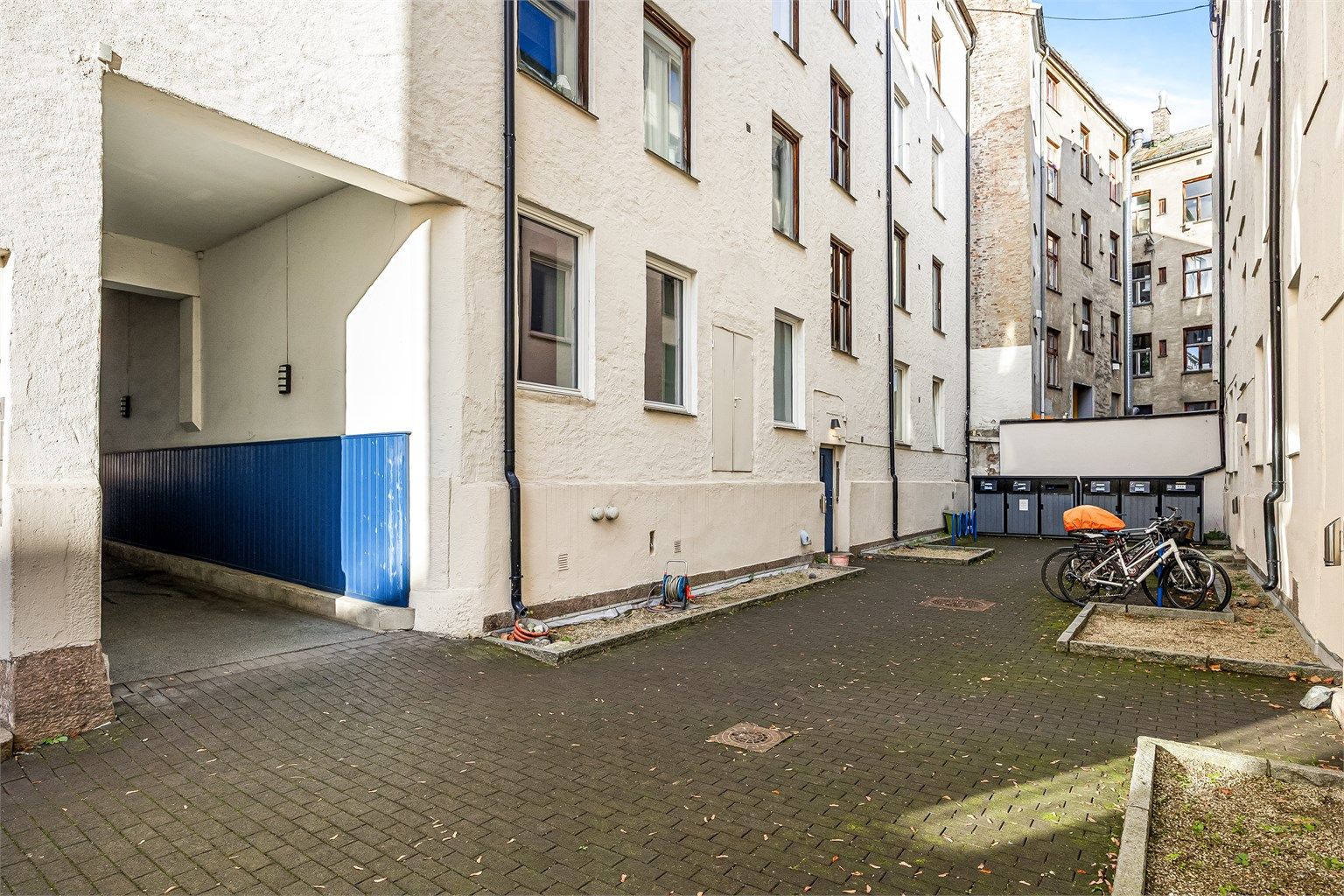 Bakgård med sykkelparkering. 
