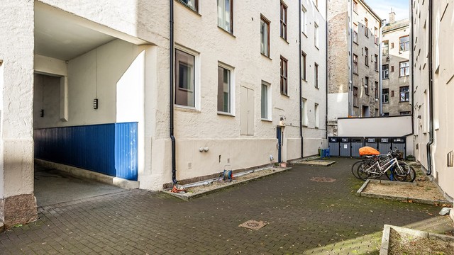 Bakgård med sykkelparkering.