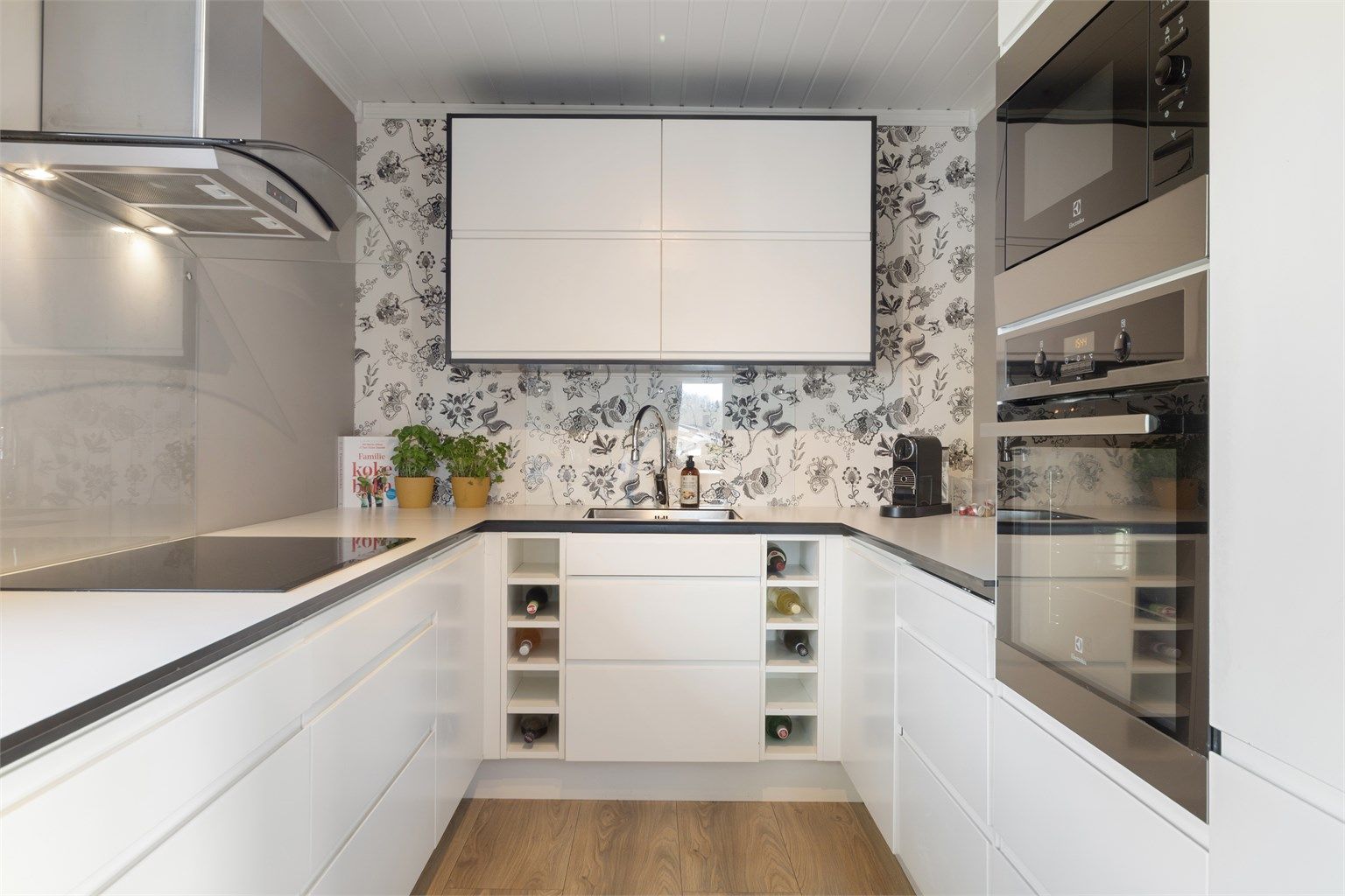 Lyst, pent og velutstyrt kjøkken med integrerte hvitevarer 