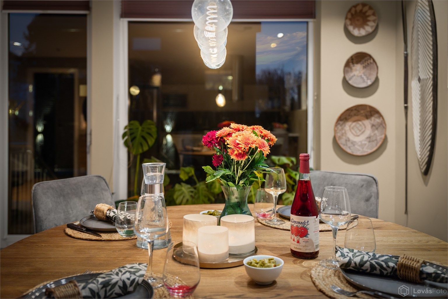 Detaljer som skaper en hyggelig atmosfære rundt spisebordet.