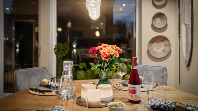 Detaljer som skaper en hyggelig atmosfære rundt spisebordet.