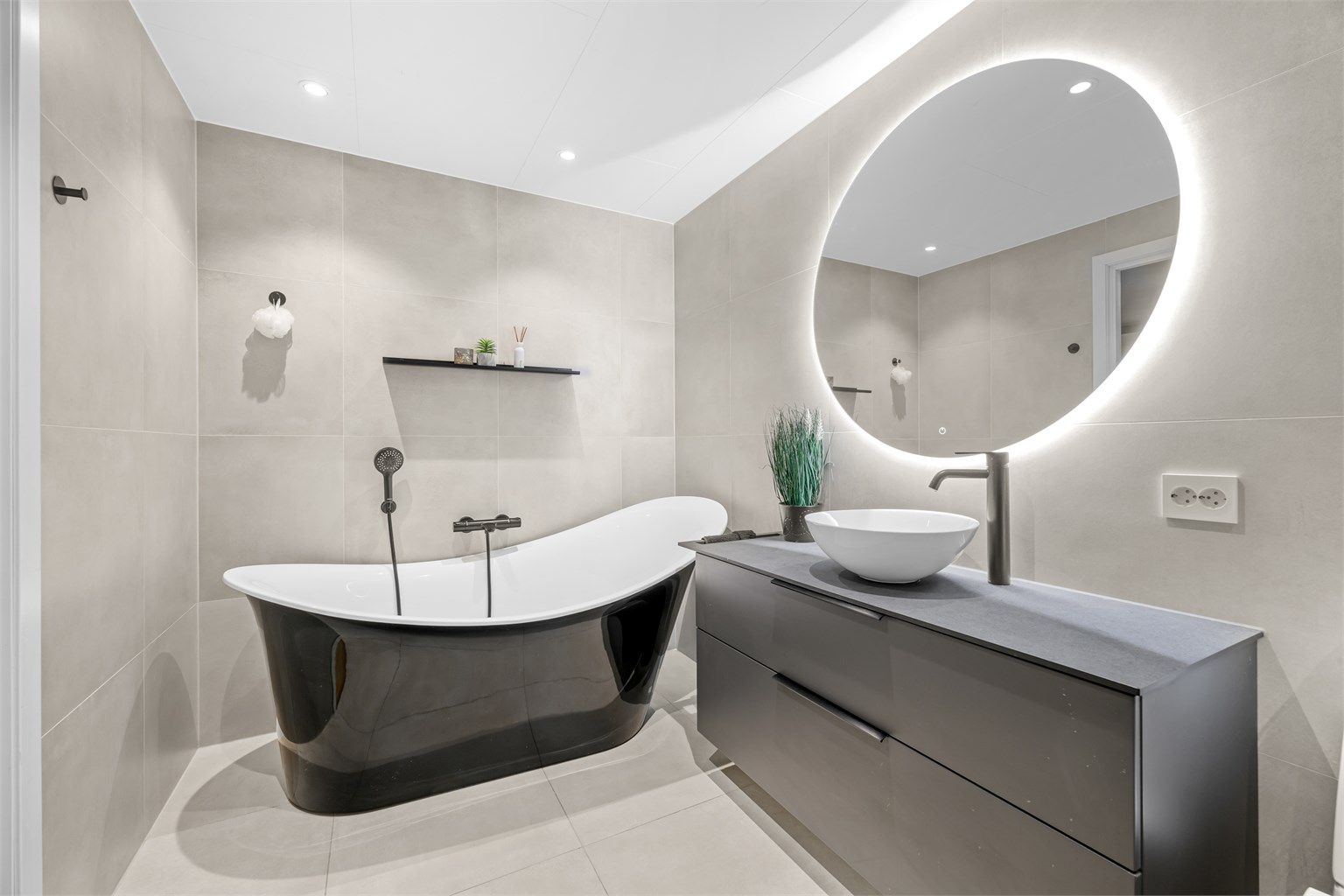 Rommet er helfliset og har behagelig gulvvarme.