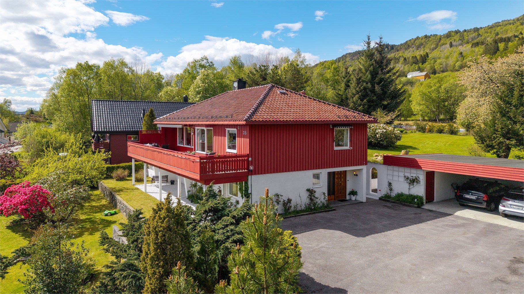 Eiendommen har en dobbel carport med tilhørende bod, oppført i 1981.