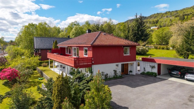 Eiendommen har en dobbel carport med tilhørende bod, oppført i 1981.