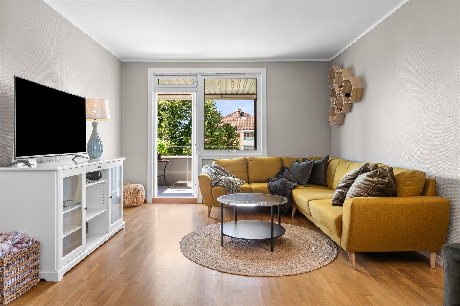 Fra stuen har du direkte utgang til solrik balkong som er innglasset - Denne kan nytes både sommer som vinter