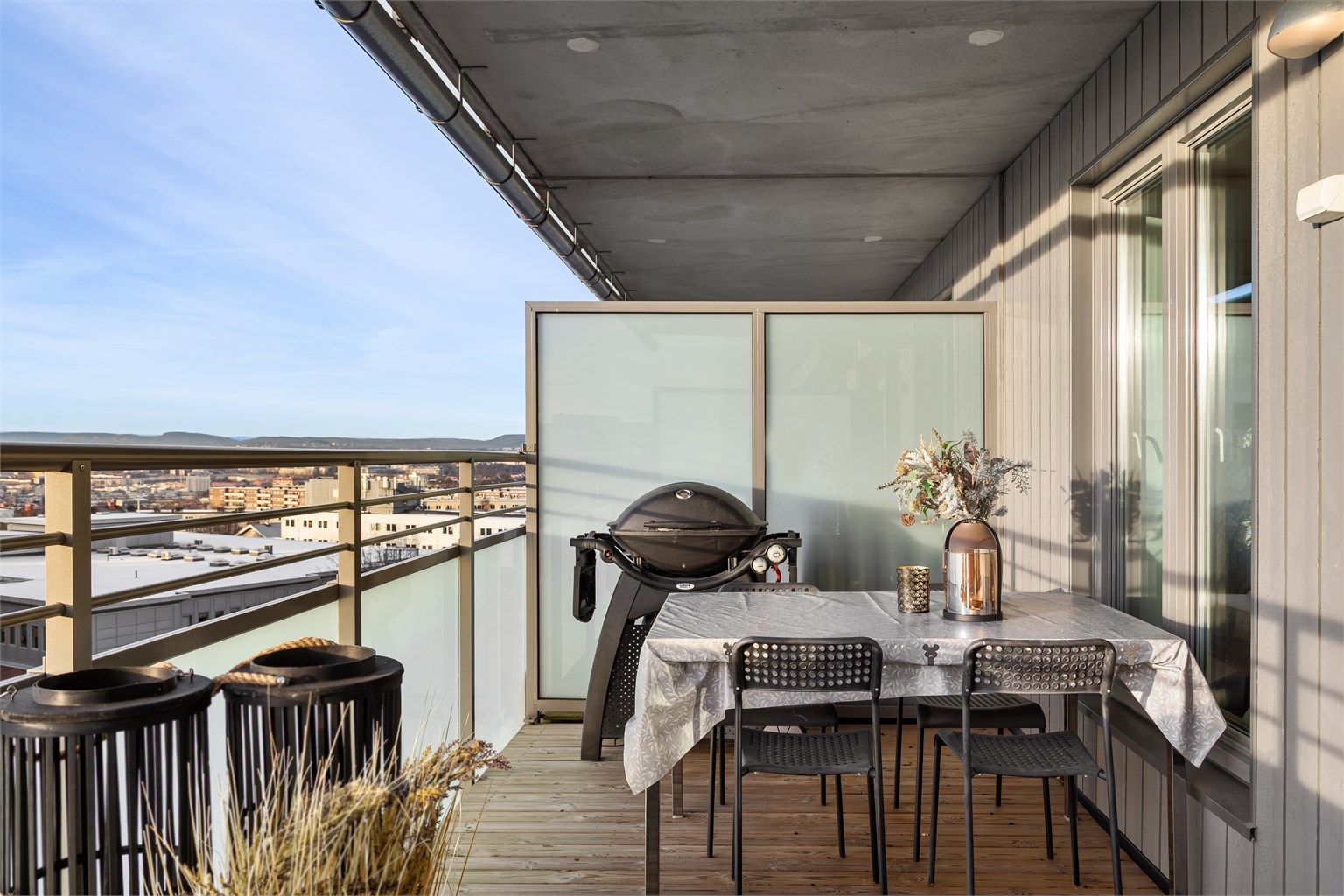 Skillevegger i frostet glass 