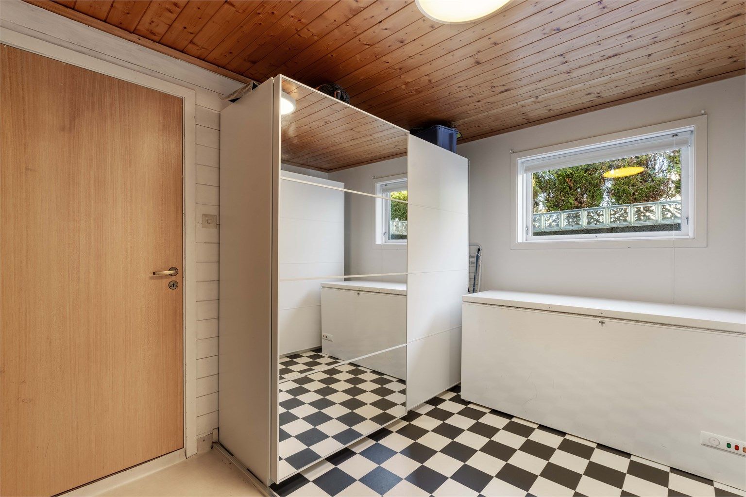 Vaskerommet fungerer også som en praktisk bod med ekstra lagringsplass.