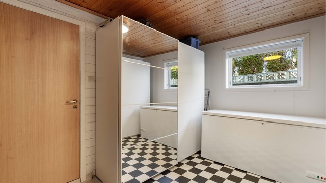 Vaskerommet fungerer også som en praktisk bod med ekstra lagringsplass.