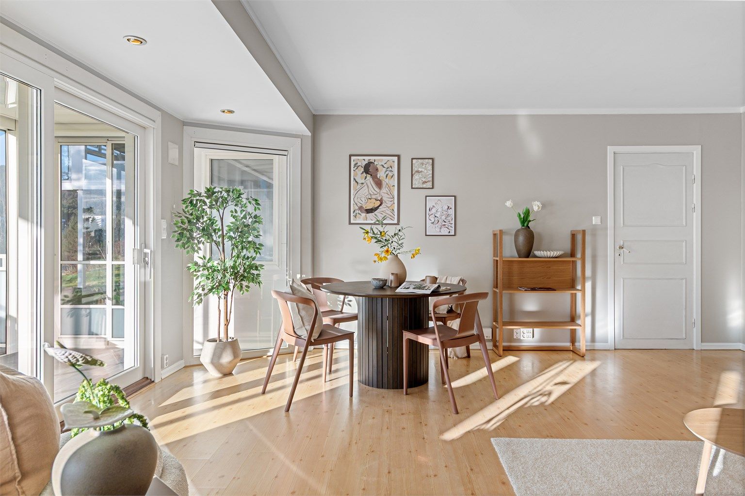 - God plass til både sofakrok og spisegruppe -