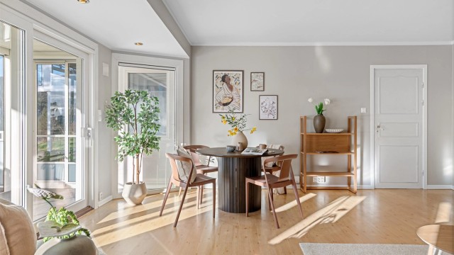 - God plass til både sofakrok og spisegruppe -