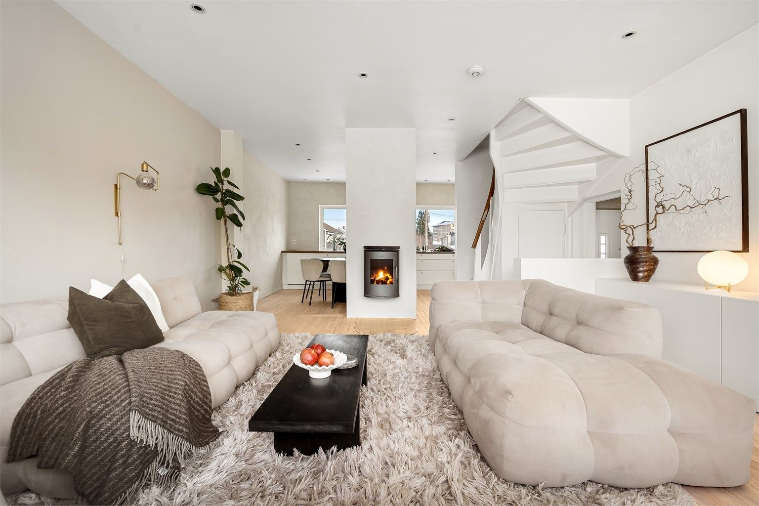 Åpen, deilig løsning mellom kjøkken og stue.
De originale tregulvene i første etasje er nylig slipt og behandlet.
Foto: Martine Eren Jacobsen