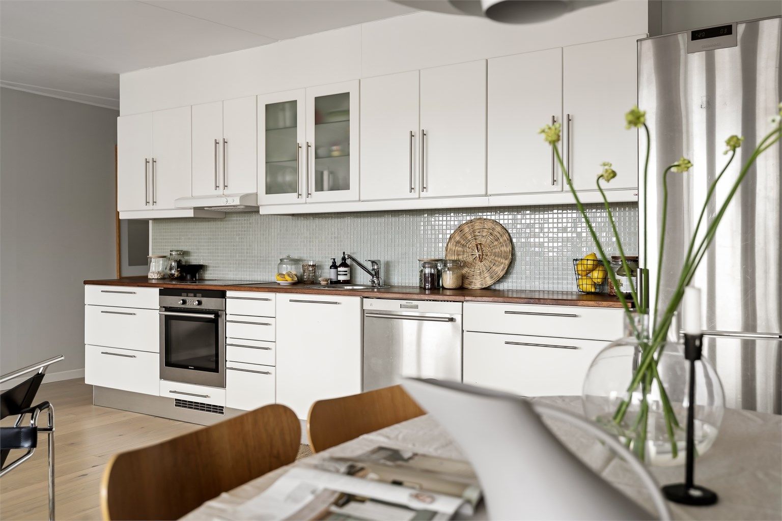 Kjøkkeninnredningen er tidløs og elegant med benkeplate i heltre, nedfelt oppvaskkum og ett-greps armatur