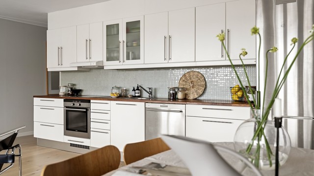 Kjøkkeninnredningen er tidløs og elegant med benkeplate i heltre, nedfelt oppvaskkum og ett-greps armatur