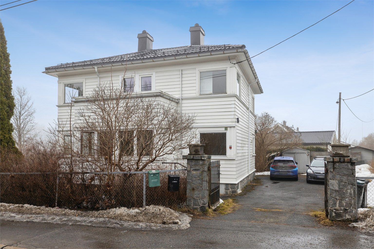 Velkommen til Vårveien 4. En hel tomannsbolig fra 1937 med stort potensial, beliggende på en romslig tomt på Simensbråten.