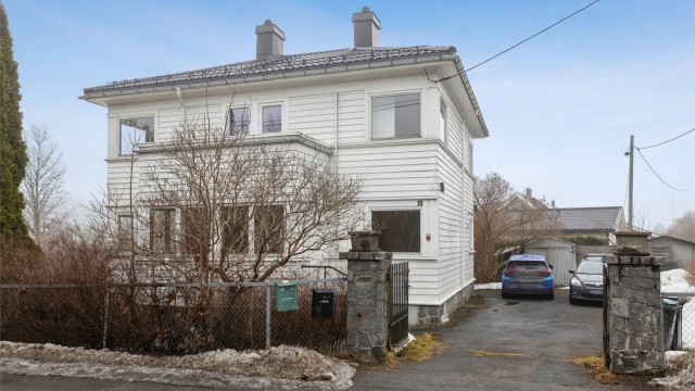 Velkommen til Vårveien 4. En hel tomannsbolig fra 1937 med stort potensial, beliggende på en romslig tomt på Simensbråten.