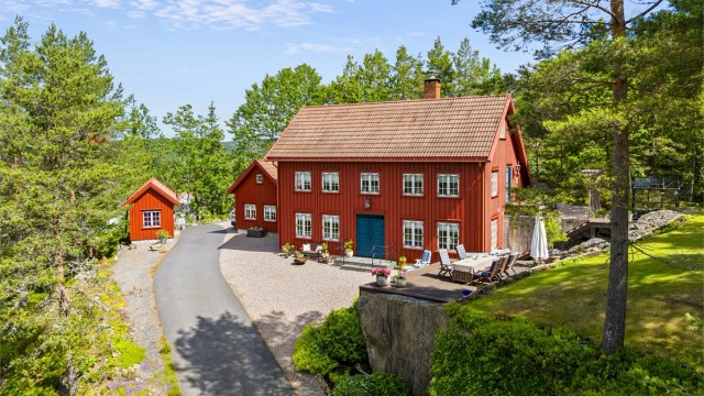Oversikt over den romslige eiendommen med hovedhus og sidebygninger.