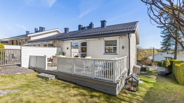 Et innholdsrikt enderekkehus med en skjermet hage, beliggende for enden av en rolig blindvei.
Foto: Løvås Foto