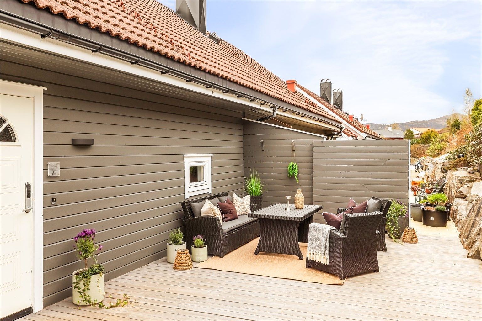 På terrassen er det god plass til flere sittegrupper, grill og beplantning.