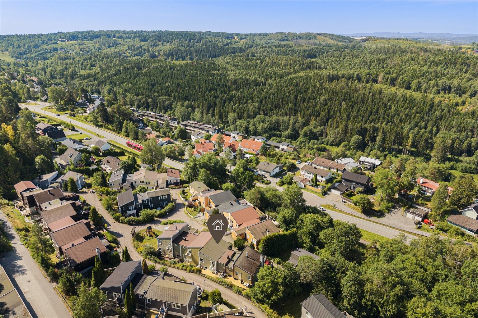 Området grenser til flotte friluftsområder i Nøstvedtmarka med turstier og lysløyper.
