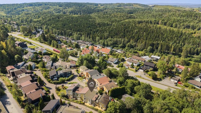 Området grenser til flotte friluftsområder i Nøstvedtmarka med turstier og lysløyper.