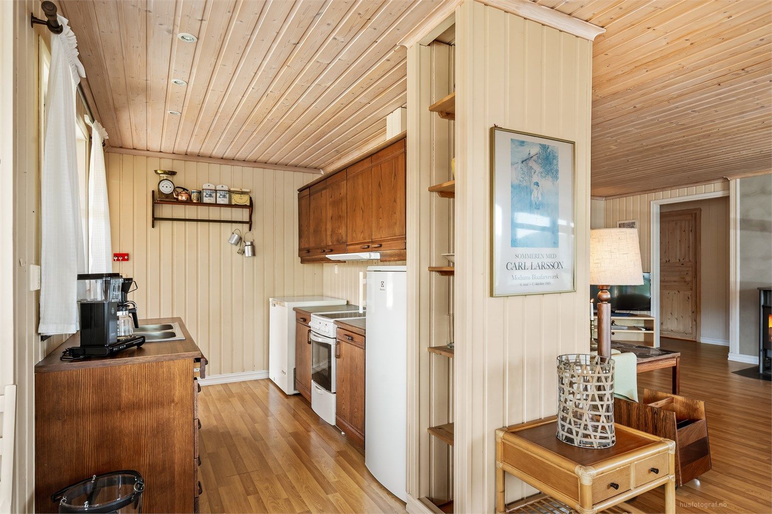 Kjøkkenet har en åpen løsning mot stue og spisestue.