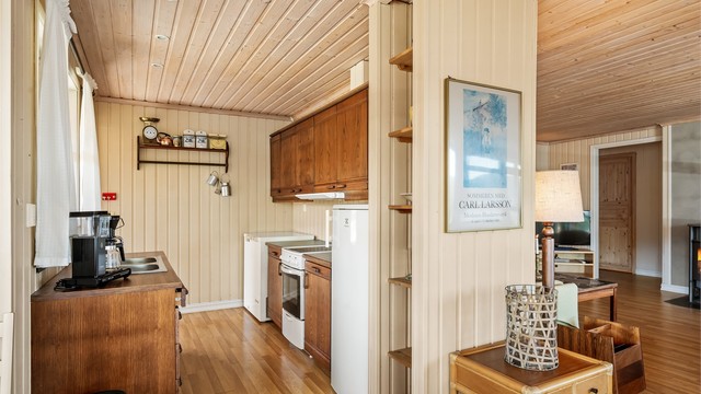 Kjøkkenet har en åpen løsning mot stue og spisestue.