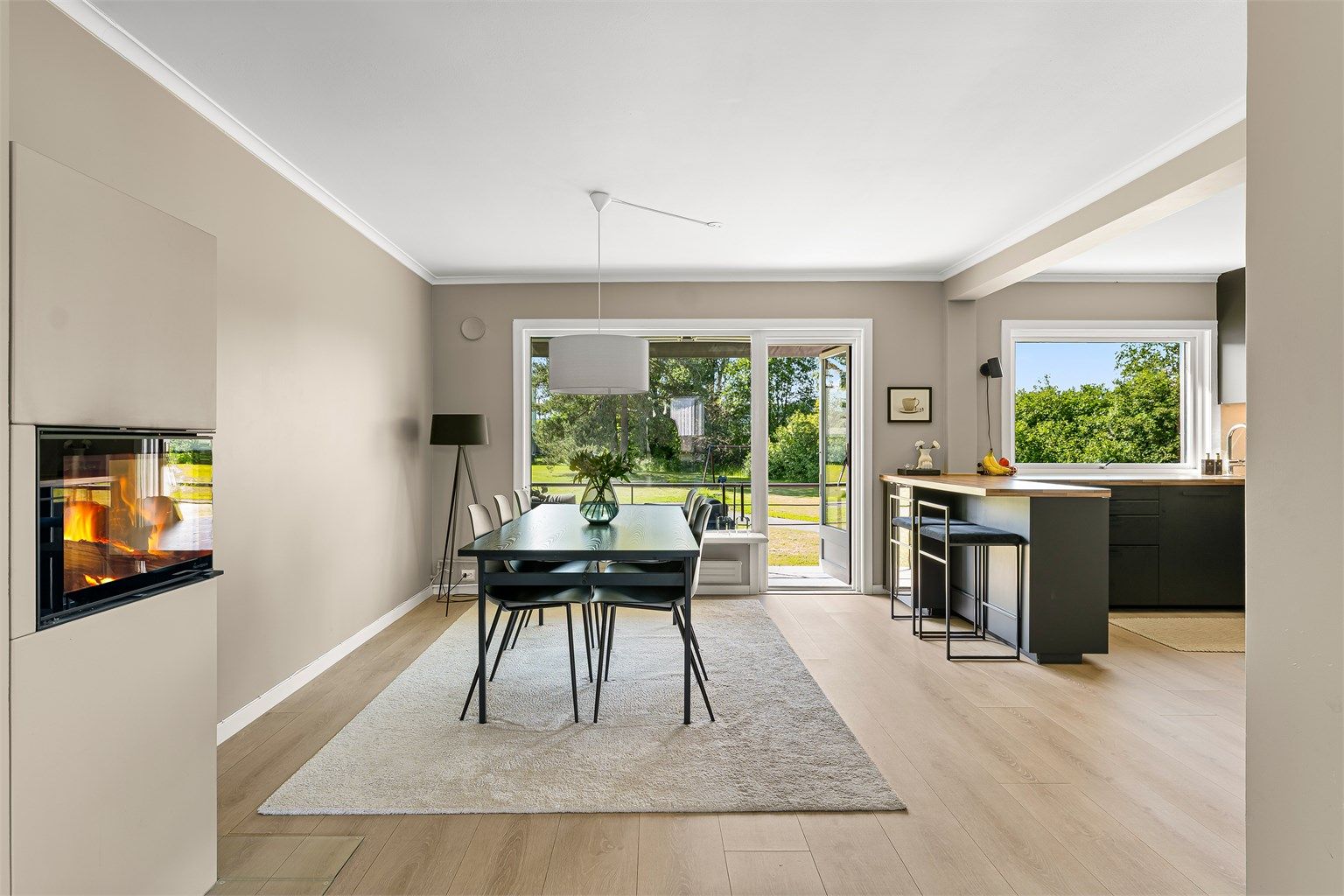 Leiligheten holder en gjennomgående god stand. Flytt rett inn. 