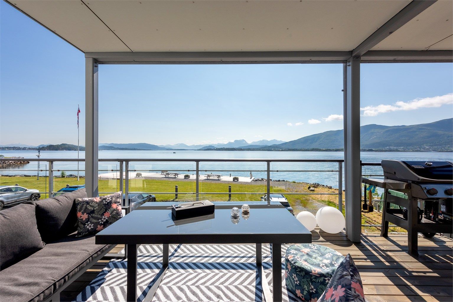 Krogsveen Sunnmøre v/Fagansvarlig/Eiendomsmegler Even Roth har gleden av å presentere en Lys og tiltalende eierleilighet med 3 soverom og stor sydøstvendt terrasse med fantastisk utsikt mot Sunnmørsfjella og Borgundfjorden